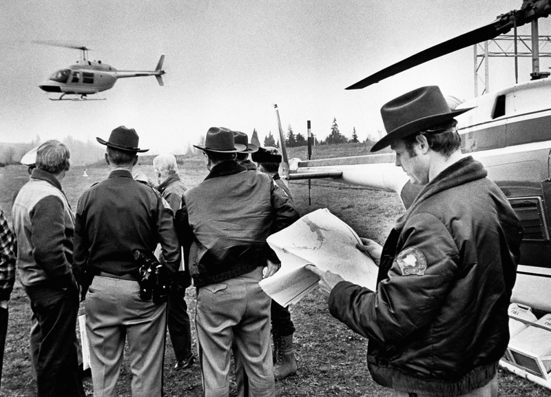 FBI y policías la búsqueda de Cooper. AP Images